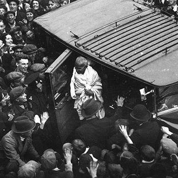 Mahatma Gandhi welcomed by a large crowd, England